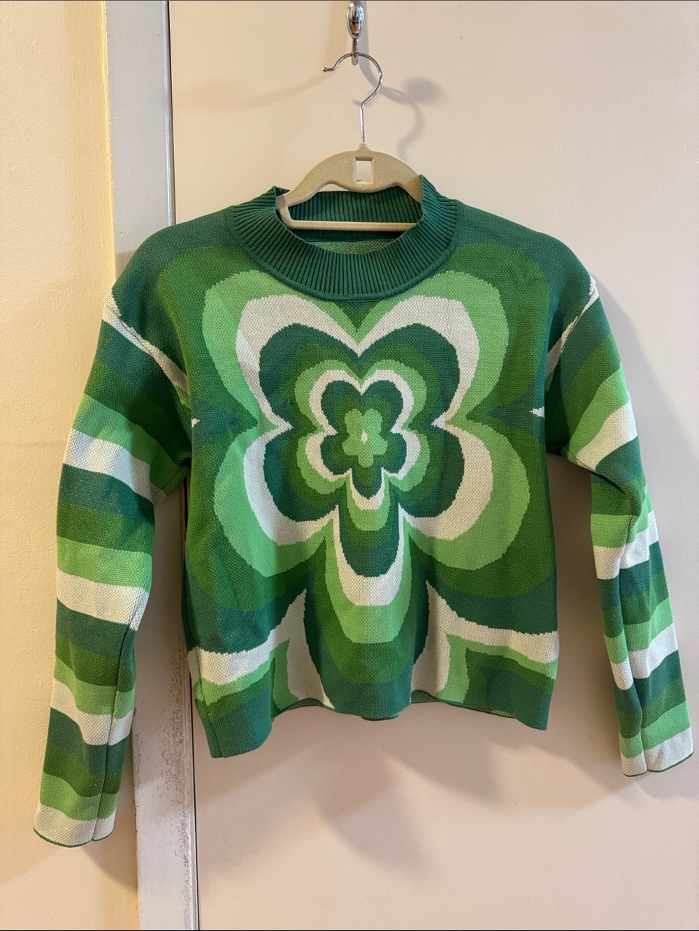 Minx & Moss retro floral green sweater 100% nylon M